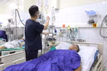 Xuyên đêm cứu người bệnh nhảy cầu sốc mất máu, đa chấn thương phức tạp