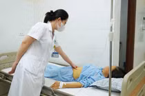 Đau khớp uống thuốc nam, người phụ nữ 62 tuổi suy gan cấp