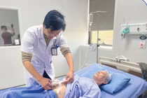 Cụ ông 85 tuổi suýt mất mạng vì táo bón gây vỡ ruột