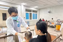 Bé 5 tuổi bị chó tấn công vùng đầu, vết thương dài 25cm