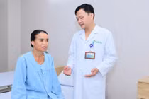 Chủ quan với cơn đau bụng, người phụ nữ nguy kịch vì nhiễm trùng lan rộng