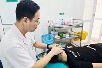 Tưởng con 'trúng gió', nhiều phụ huynh vô tình khiến trẻ liệt mặt nặng hơn