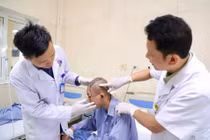 Ba lần phẫu thuật ung thư da ở tuổi 16, nam thiếu niên được giữ lại đôi mắt
