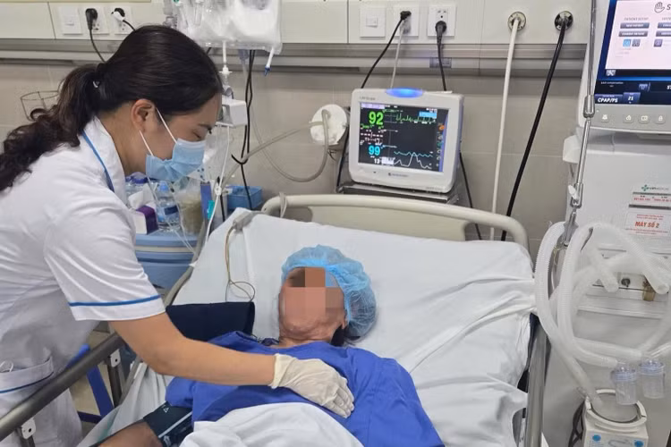 Bác sĩ chăm sóc tích cực cho bệnh nhân ngộ độc methadone. Ảnh: BVCC/Nguồn daibieunhandan.vn