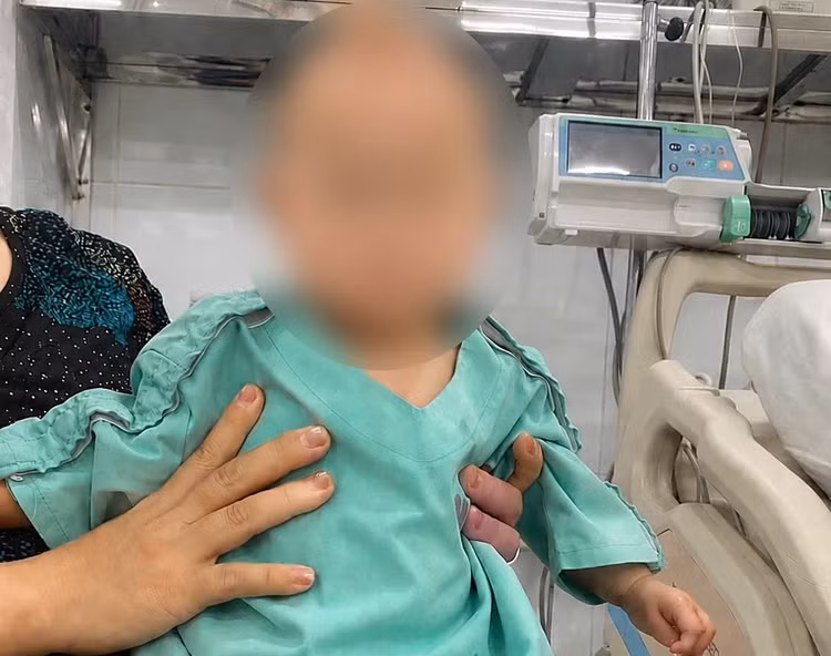 Bé bị hóc dị vật sau giai đoạn hồi sức, đã tỉnh táo và tương tác trở lại với người thân. Ảnh: Bệnh viện Nhi đồng Đồng Nai