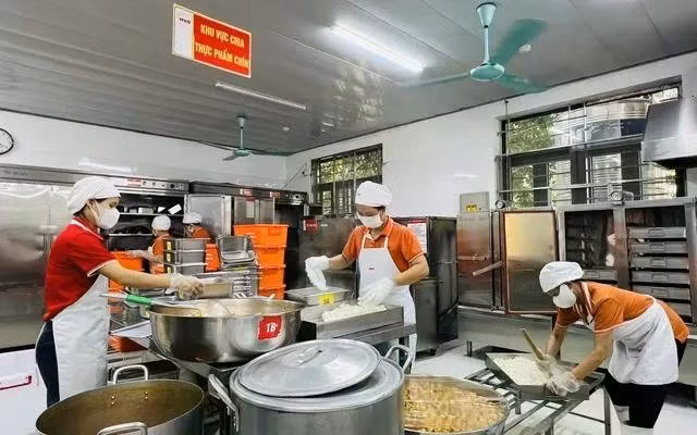 Sở Giáo dục và Đào tạo Hà Nội đề nghị UBND các phường, xã chỉ đạo các bộ phận chuyên môn và đơn vị liên quan phối hợp chặt chẽ với cơ sở giáo dục trong bảo đảm an toàn thực phẩm bữa ăn bán trú (Ảnh minh họa: VGP)
