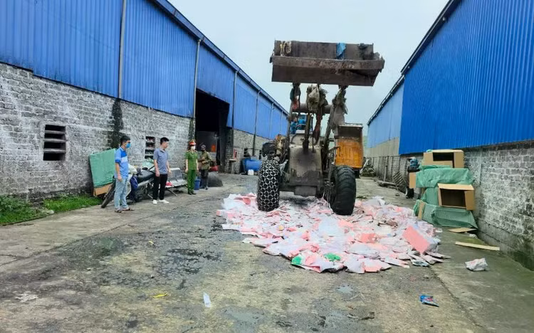 Tiêu hủy hàng hóa vi phạm (Ảnh Công an Quảng Ninh).