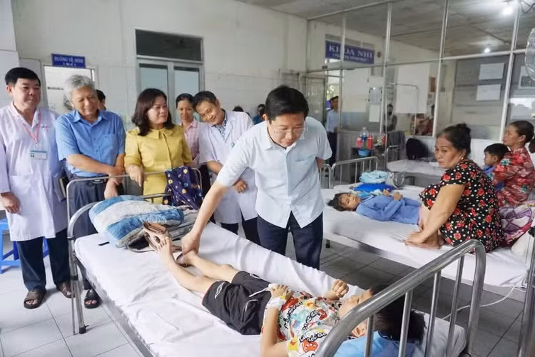Ông Huỳnh Minh Tuấn - Phó Chủ tịch UBND tỉnh Đồng Tháp thăm hỏi, động viên các em học sinh đang điều trị tại bệnh viện. Ảnh M. Nhân/Nguồn tienphong.vn