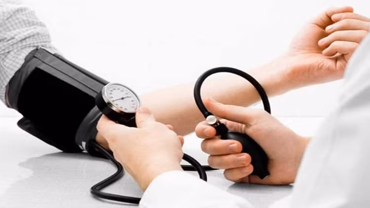 Thức khuya kéo dài, ngủ không cố định giờ có thể làm rối loạn hormone căng thẳng và nhịp sinh học, khiến huyết áp tăng cao và khó giảm về mức bình thường vào ban đêm. Ảnh minh họa/Internet