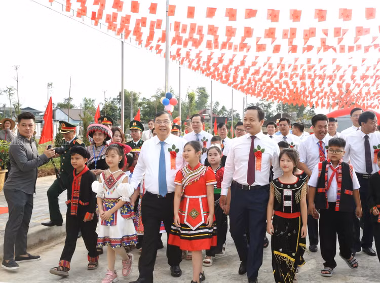 Phó Thủ tướng Thường trực Chính phủ Phạm Gia Túc tới dự Lễ khánh thành và khai giảng năm học mới 2026-2027 tại điểm cầu Trường Phổ thông nội trú Tiểu học và Trung học cơ sở Thanh Nưa (Điện Biên) - Ảnh: VGP.
