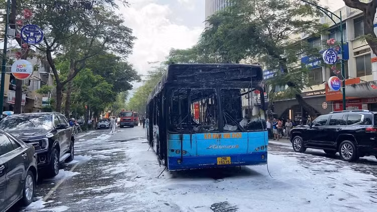 Xe buýt tuyến 03A biển kiểm soát 29B-193.15 đã xảy ra cháy khi lưu thông trên phố Lý Thường Kiệt. Ảnh tienphong.vn