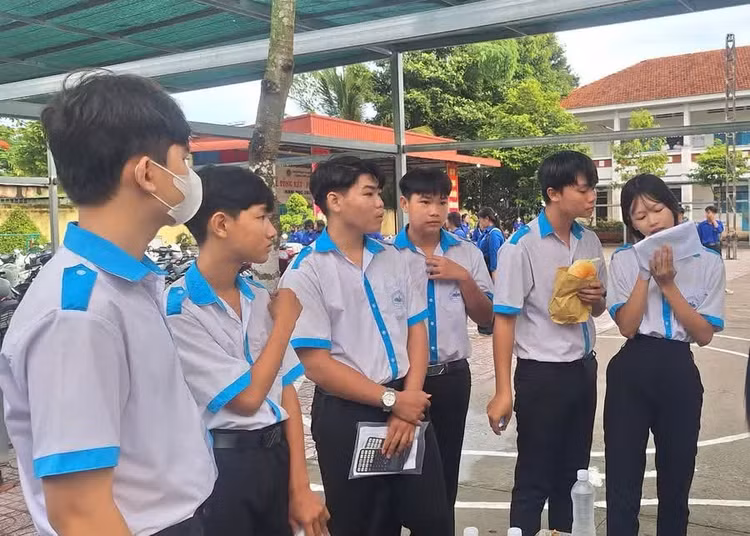 Các thí sinh trao đổi trước giờ thi. Ảnh nguồn GD&amp;TĐ