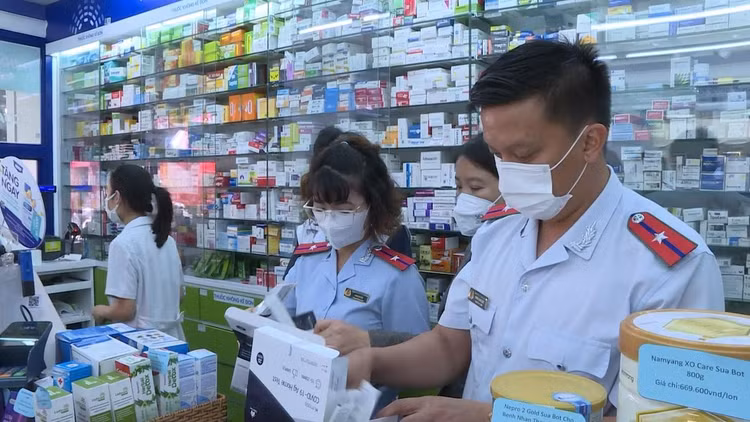 Thanh tra Sở Y tế Hà Nội xử phạt phòng khám ở Hà Nội khám, chữa bệnh không giấy phép. Ảnh: TL/thanhtra.vn