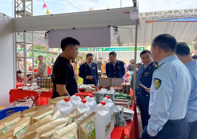 Lực lượng tiến hành kiểm tra hàng hóa/Ảnh moh.gov.vn.
