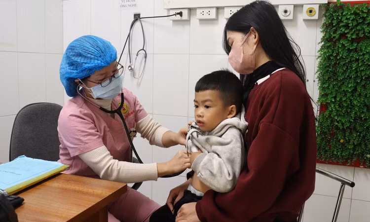 Bệnh nhi đến khám tại Bệnh viện Sản - Nhi Bắc Ninh số 2.
