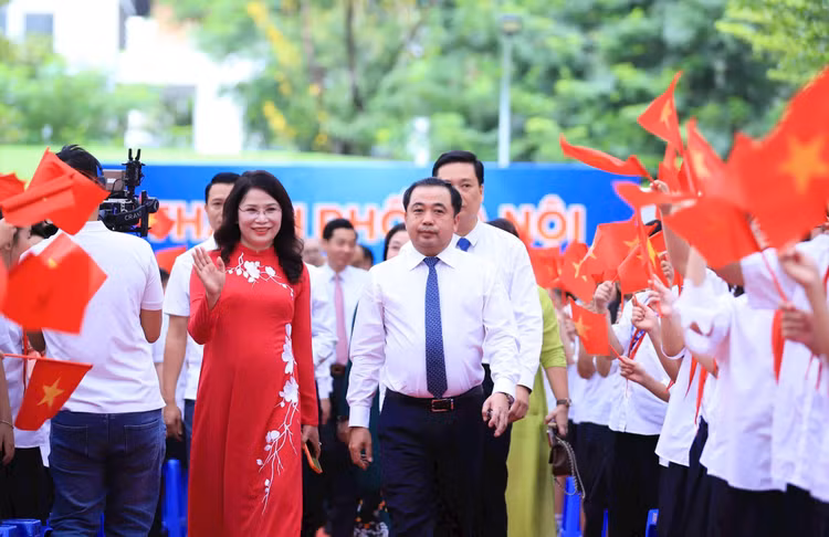 Bí thư Thành ủy Hà Nội Trần Đức Thắng dự lễ khai giảng tại Trường Trung học cơ sở Trần Duy Hưng. Ảnh: Quang Thái/HNM