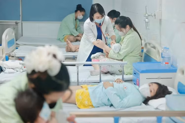 Bác sĩ khoa Nhi, Bệnh viện Thanh Nhàn điều trị cho bệnh nhi mắc Covid-19. (Ảnh: Minh Quyết/TTXVN)