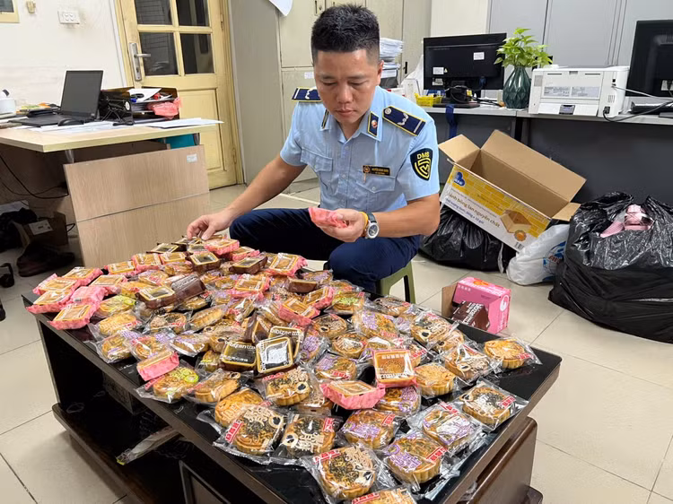 Lực lượng Quản lý thị trường Hà Nội kiểm tra chất lượng bánh Trung thu. Ảnh nguồn baotintuc.vn
