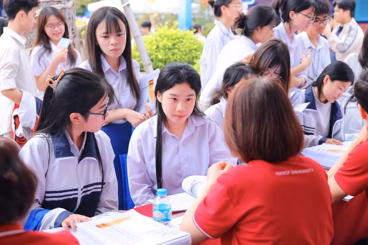 Thí sinh tìm hiểu thông tin tuyển sinh năm 2026 tại gian hàng Trường Đại học Hà Nội. Ảnh: HANU