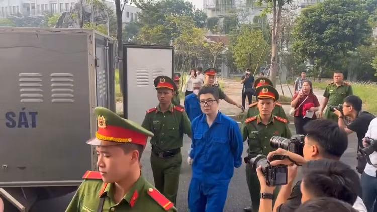 Cảnh sát dẫn giải bị cáo Phó Đức Nam (tức Mr Pips) vào phòng xét xử. Ảnh tienphong.vn