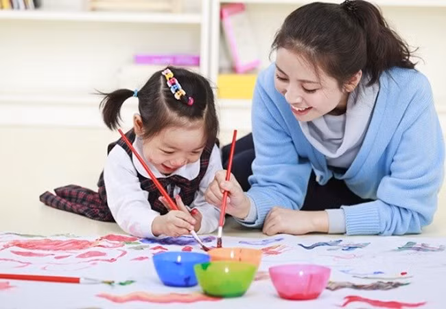 Sự yêu thương, quan tâm và kiên trì của gia đình giúp chứng tự kỷ ở trẻ được cải thiện. Ảnh BV Nhi TƯ