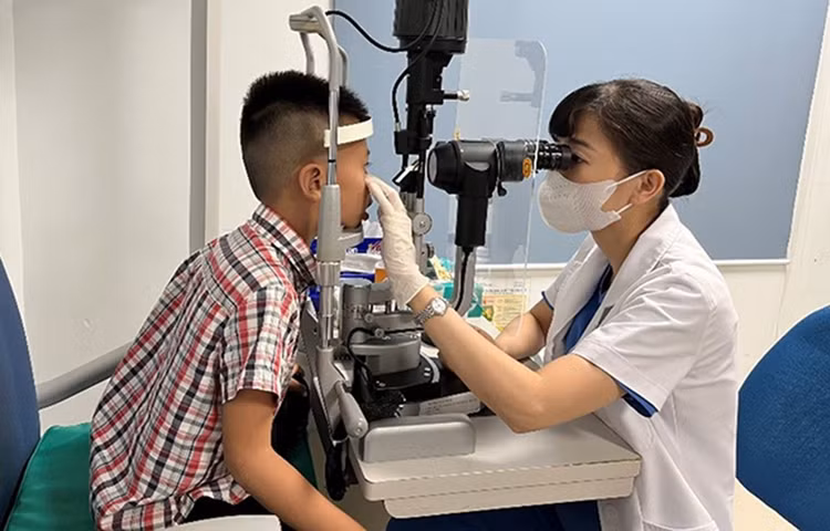 Bác sĩ khuyến cáo nên khám mắt định kỳ cho trẻ giúp kiểm soát tốt cận thị học đường/ Ảnh mathanoi2.vn