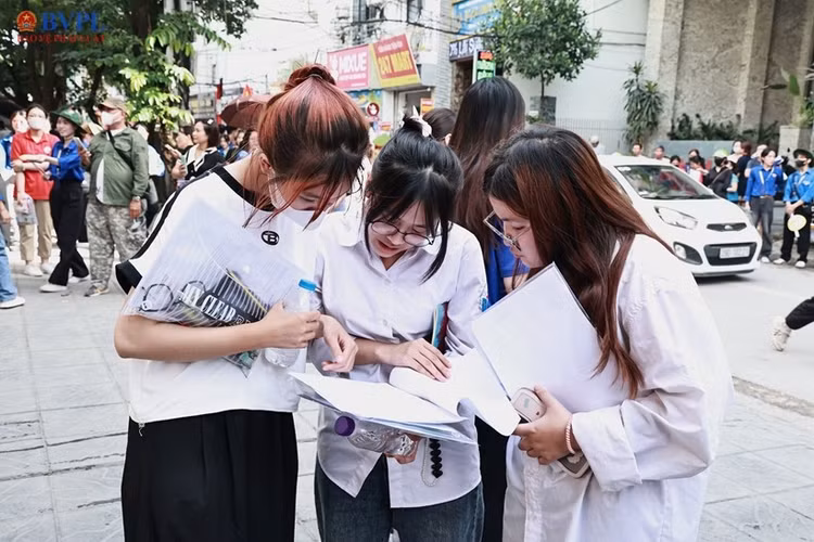 Các thí sinh dự thi tốt nghiệp THPT năm 2025 tại Trường THPT Mỹ Đình (Hà Nội). Ảnh baovephapluat.vn