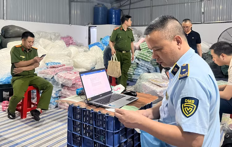 Tại thời điểm kiểm tra, chủ hàng không xuất trình được hóa đơn, chứng từ chứng minh nguồn gốc hợp pháp của hàng hóa. Ảnh DMS