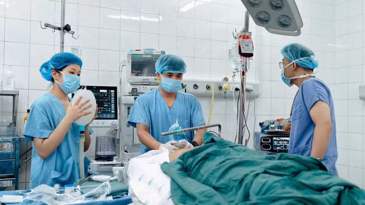 Người bệnh D.D.M (54 tuổi, Thái Nguyên) nhập viện trong tình trạng gãy hở độ IIIA xương cánh tay trái và hai xương cẳng tay trái. Ảnh nhandan.vn