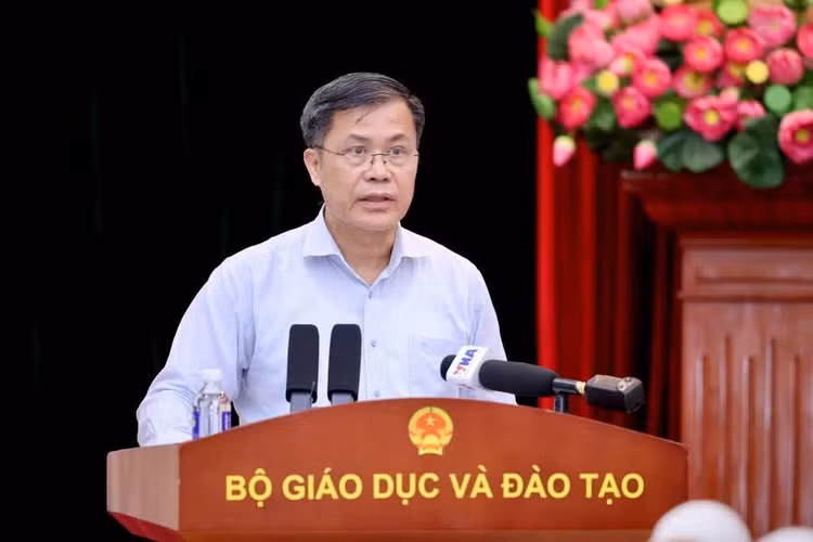 Ông Lê Mỹ Phong – Phó Cục trưởng Cục Quản lý chất lượng (Bộ GD&amp;ĐT) thông tin tại họp báo.
