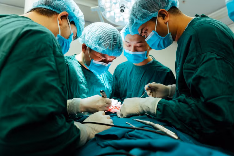 Bác sĩ Bệnh viện Nhi Hà Nội chỉ định phẫu thuật sớm nhằm giải phóng khớp dính và tái tạo hình dạng hộp sọ phù hợp với sự phát triển của trẻ. Ảnh BV