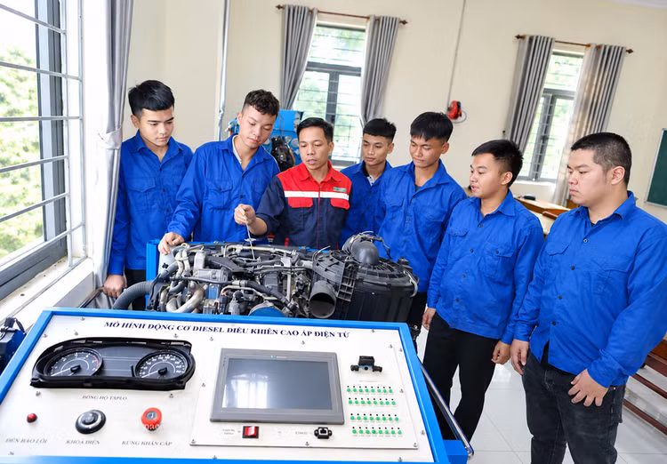 Học viên thực hành trên thiết bị đào tạo nghề, nâng cao kỹ năng đáp ứng yêu cầu của thị trường lao động. Ảnh: Đào Hằng/Nguồn GD&amp;TĐ