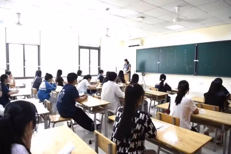 Thí sinh nghe phổ biến quy chế thi. Ảnh GD&amp;TĐ