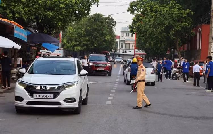 Tại các điểm thi, lực lượng cảnh sát giao thông luôn có mặt để phân luồng giao thông, bảo đảm an ninh trật tự. Ảnh nhandan.vn
