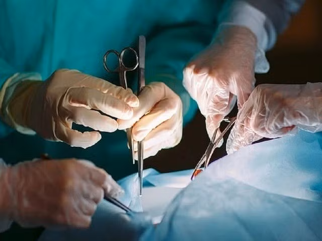 Ê kíp bác sĩ thực hiện cuộc phẫu thuật cho người bệnh (ảnh: minh họa)