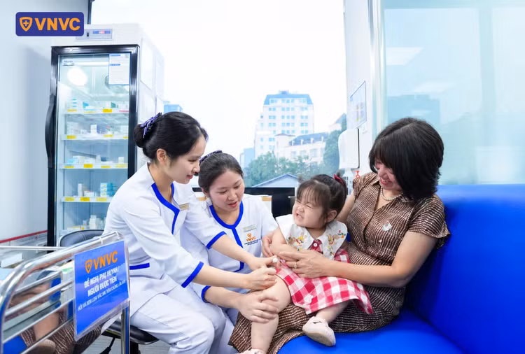 Trong ngày đầu tiên VNVC triển khai tiêm vắc xin phòng tay chân miệng, bà Nguyễn Thị Minh Nguyệt (phường Phúc Lợi) đưa cháu gái Thảo Tiên (24 tháng tuổi) đến tiêm phòng bệnh. Ảnh: Anh Tuấn/Nguồn VNVC