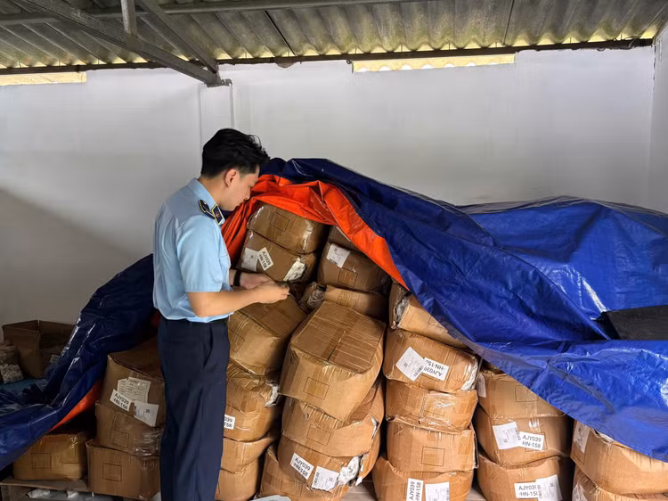 Hàng trăm thùng hàng hóa thực phẩm giả đã bị lực lượng chức năng phát hiện ngăn chặn kịp thời trước khi bị đưa ra thị trường. Ảnh DMS