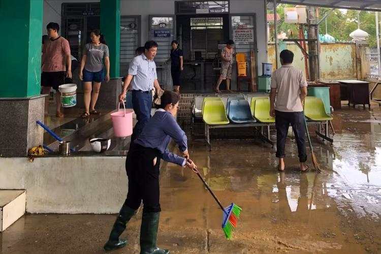 Các đơn vị y tế khẩn trương vệ sinh môi trường, làm sạch nguồn nước. Ảnh: CDC Đà Nẵng