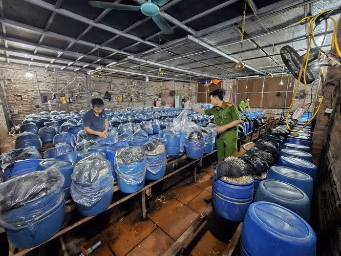 Cơ quan chức năng kiểm tra cơ sở sản xuất của Lê Thị Hoan. Ảnh: Bộ Công an