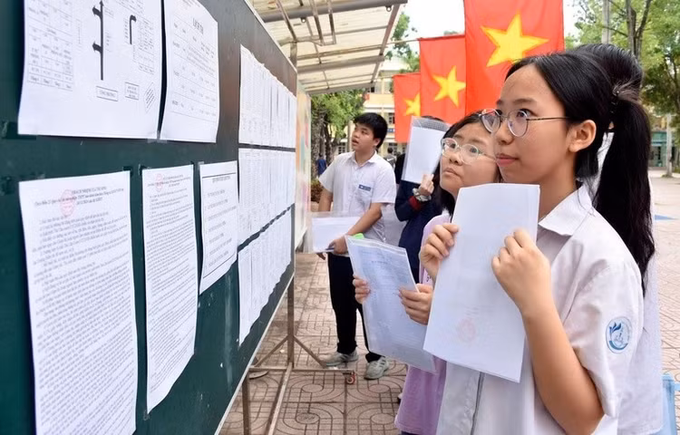 Tuyển sinh đầu cấp đang là mối quan tâm hàng đầu của nhiều gia đình. Ảnh minh họa/nguồn doisongphapluat.com.vn