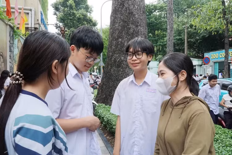 Thí sinh chia sẻ niềm vui với phụ huynh và bạn bè sau khi hoàn thành tốt bài thi. (Ảnh: Thu Hoài/TTXVN)