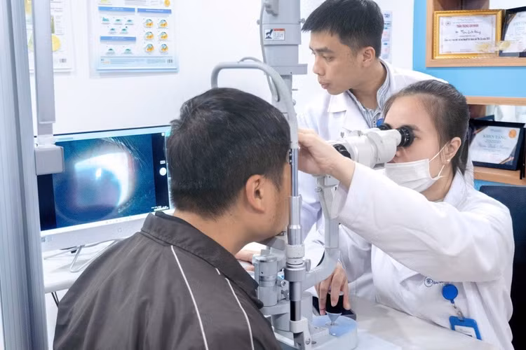 Bác sĩ Nội trú Trần Thị Khánh Linh – Phó Giám Đốc chuyên môn Bệnh viện đang thăm khám lại cho bệnh nhân sau khi khâu giác mạc - củng mạc cấp cứu (Ảnh: Bệnh viện Mắt Sài Gòn Đà Lạt)