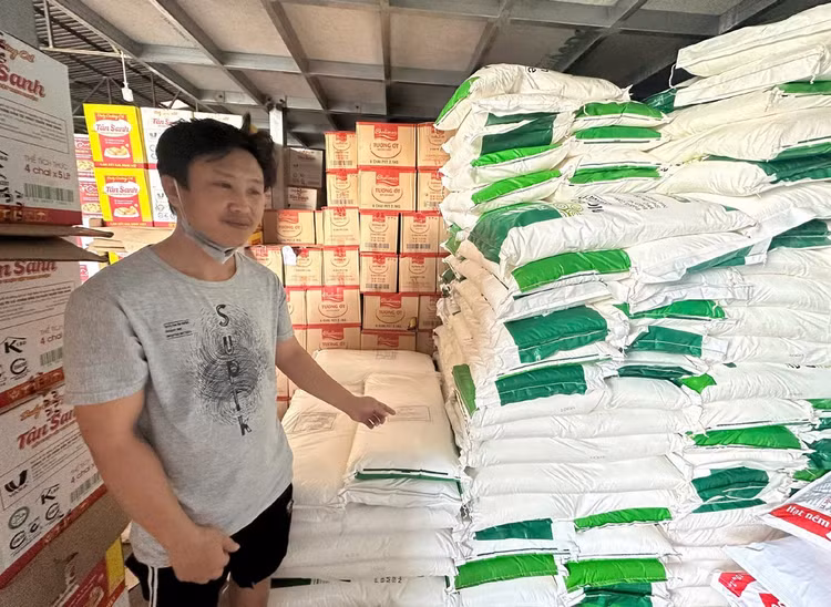 Lực lượng chức năng thu giữ số lượng lớn tang vật. Ảnh: CACC
