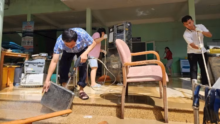 Dọn dẹp, vệ sinh các dụng cụ trang thiết bị y tế tại Bệnh viện Nhiệt đới tỉnh Khánh Hòa. Ảnh nhandan.vn