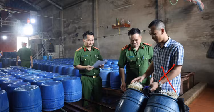 Chủ cơ sở sản xuất giá đỗ Nguyễn Văn Tân (áo kẻ)/Ảnh: Bộ Công an.