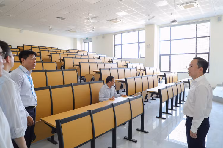 Đoàn công tác đã trực tiếp khảo sát hệ thống giảng đường HT1, HT2, HT3, HT4, hội trường lớn, thư viện, phòng y tế, khu vực đón sinh viên nhập học, ký túc xá, khu dịch vụ, phòng học cộng đồng và các không gian phục vụ sinh viên. Ảnh vnu