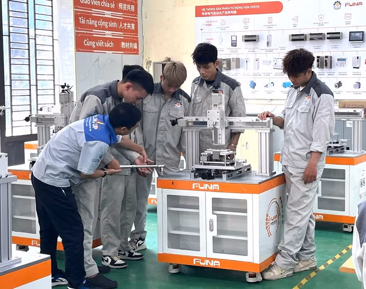 Xu hướng học văn hóa song song với học nghề ngày càng được nhiều học sinh quan tâm.Ảnh: Lê Nguyễn/Nguồn HNM