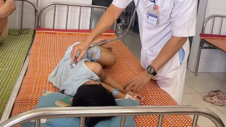 Bệnh nhân nhập viện điều trị nghi do ngộ độc tại Bệnh viện đa khoa khu vực Quảng Nam. Ảnh nhandan.vn