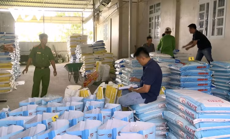 Lực lượng chức năng tỉnh Bạc Liêu kiểm tra, tạm giữ hơn 37 tấn thức ăn tôm giả. Ảnh: Trọng Nguyễn