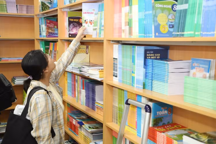 Phụ huynh mua sách giáo khoa trước thềm năm học mới 2026 - 2027. Ảnh tienphong.vn